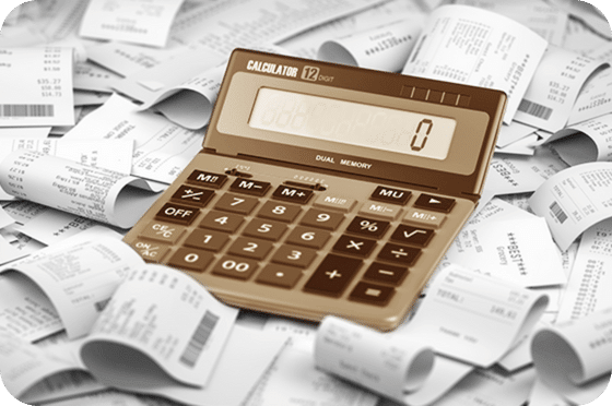 Calculatrice posée sur une pile de reçus, représentant la gestion fiscale et financière.