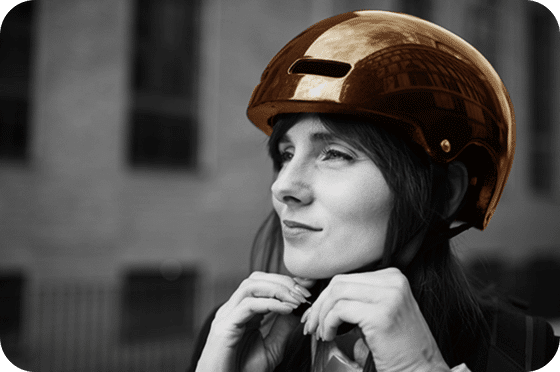 Femme ajustant son casque de sécurité, symbolisant la préparation et la protection contre les imprévus.