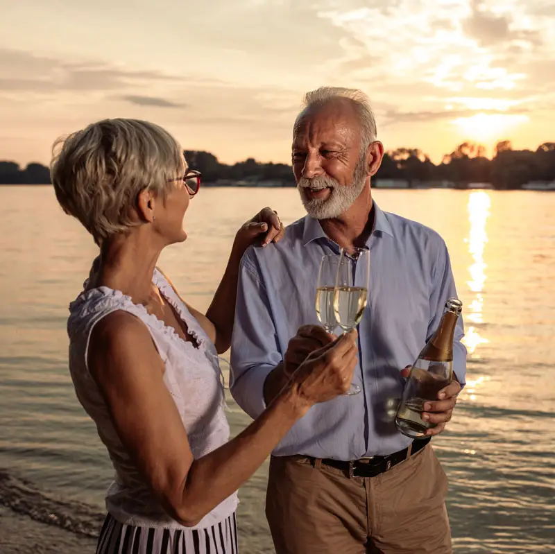 Planifier sa retraite en démontrant un couple âgée heureux | Planico